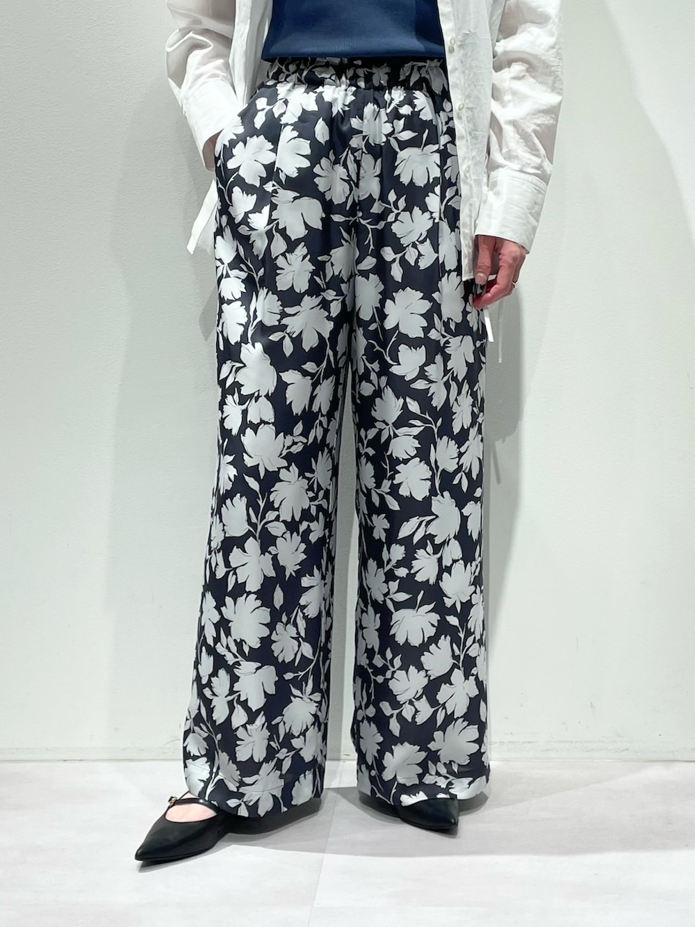 グレー系のその他パンツ、ブルー系のタンクトップ、ホワイト系のシャツ/ブラウスを着用したレディースの春コーディネートの7枚目の写真