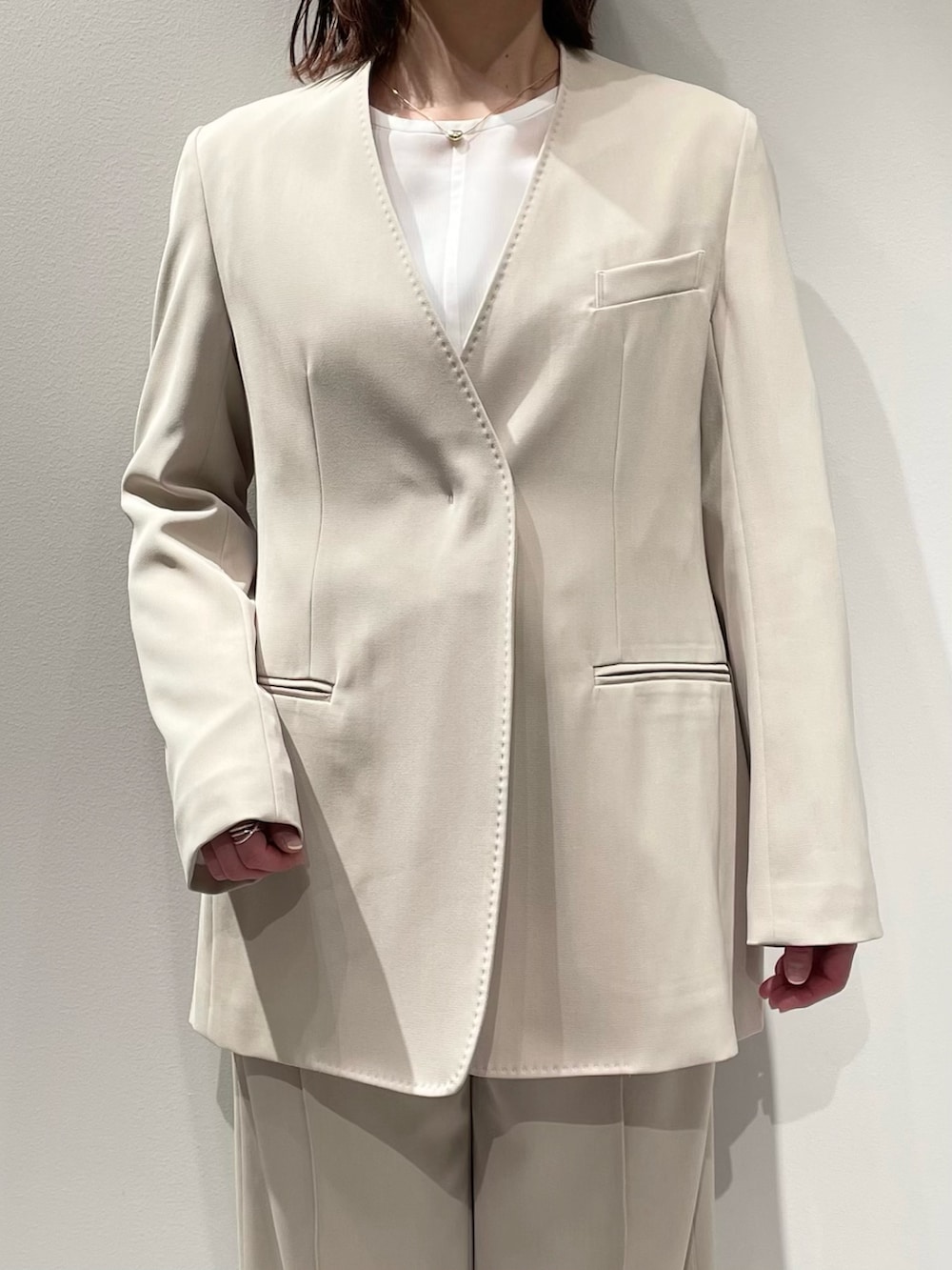 ホワイト系のシャツ/ブラウス、ベージュ系のその他パンツ、ベージュ系のテーラードジャケットを着用したレディースの春コーディネートの4枚目の写真