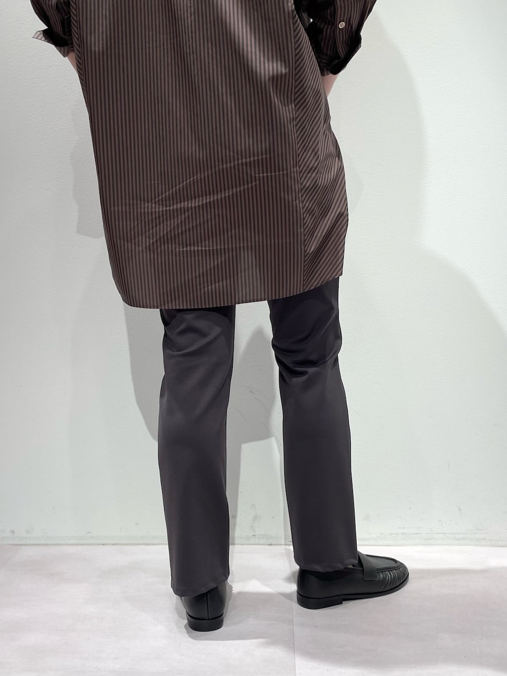 グレー系のその他パンツ、ブラウン系のショルダーバッグ、ブラウン系のシャツ/ブラウスを着用したレディースの夏コーディネートの9枚目の写真