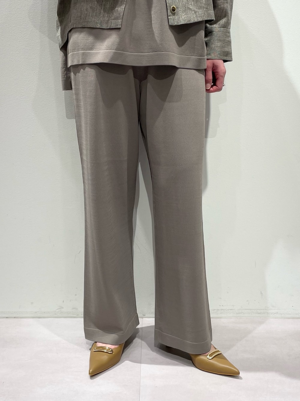 グレー系のニット/セーター、グレー系のその他パンツ、ベージュ系のブルゾンを着用したレディースの春コーディネートの9枚目の写真