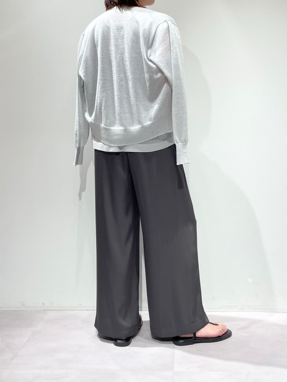グレー系のその他パンツ、シルバー系のタンクトップ、シルバー系のカーディガン/ボレロを着用したレディースの春コーディネートの3枚目の写真