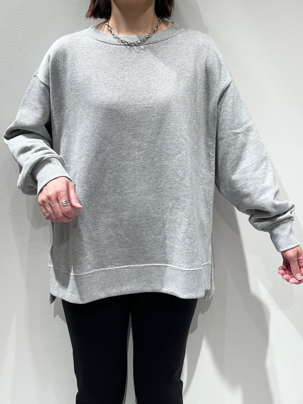 グレー系のその他パンツ、ブラック系のパンプス、グレー系のTシャツ/カットソーを着用したレディースの秋コーディネートの4枚目の写真