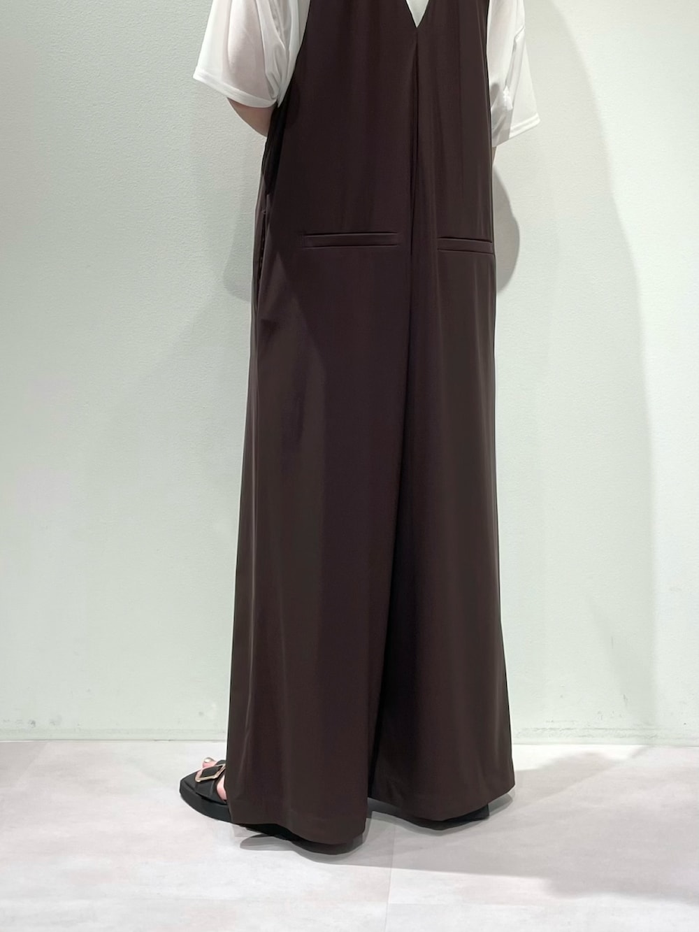 ホワイト系のTシャツ/カットソー、ブラック系のサンダル、ゴールド系のバングル/リストバンドを着用したレディースの夏コーディネートの7枚目の写真