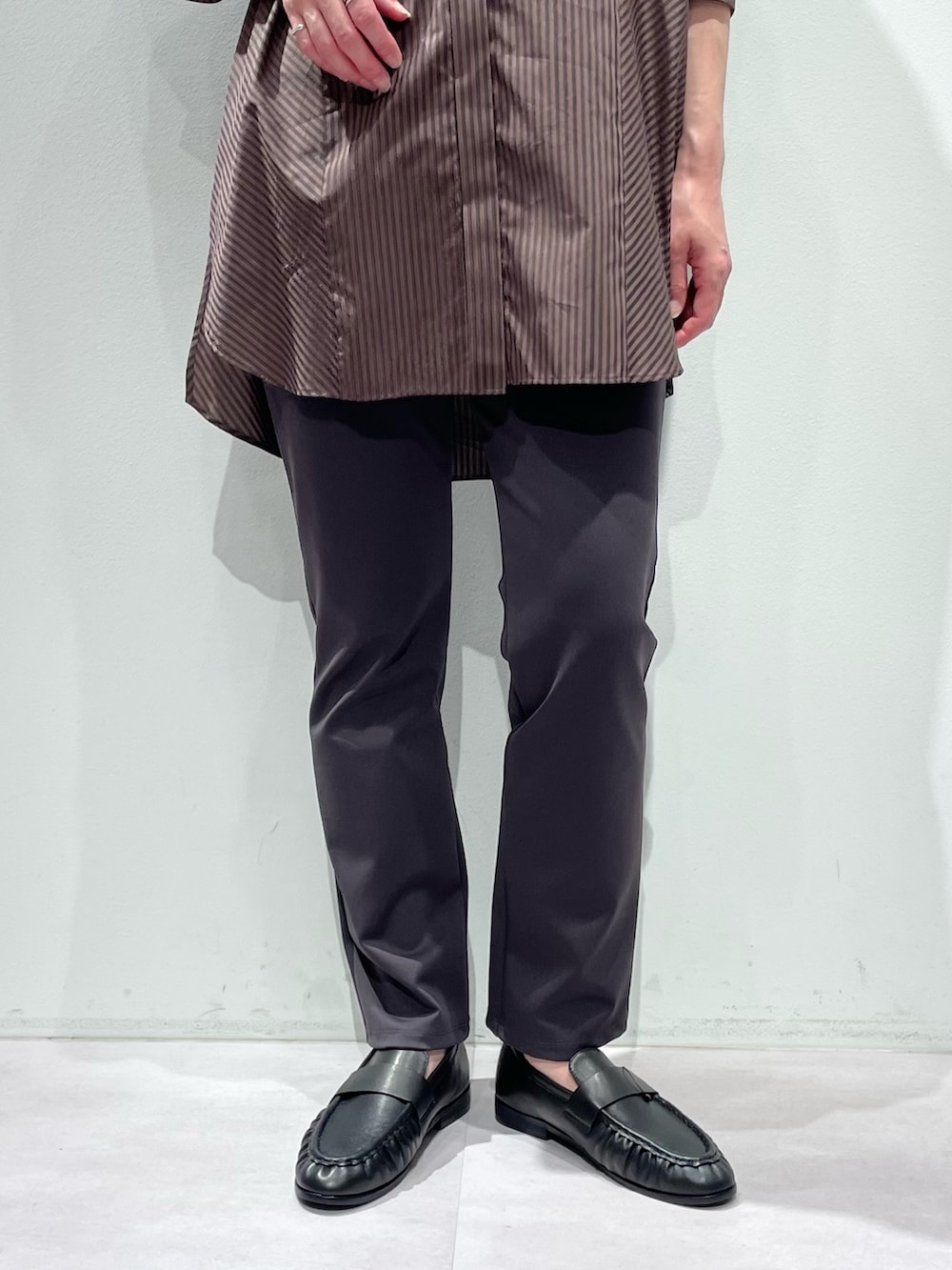 グレー系のその他パンツ、ブラウン系のショルダーバッグ、ブラウン系のシャツ/ブラウスを着用したレディースの夏コーディネートの7枚目の写真