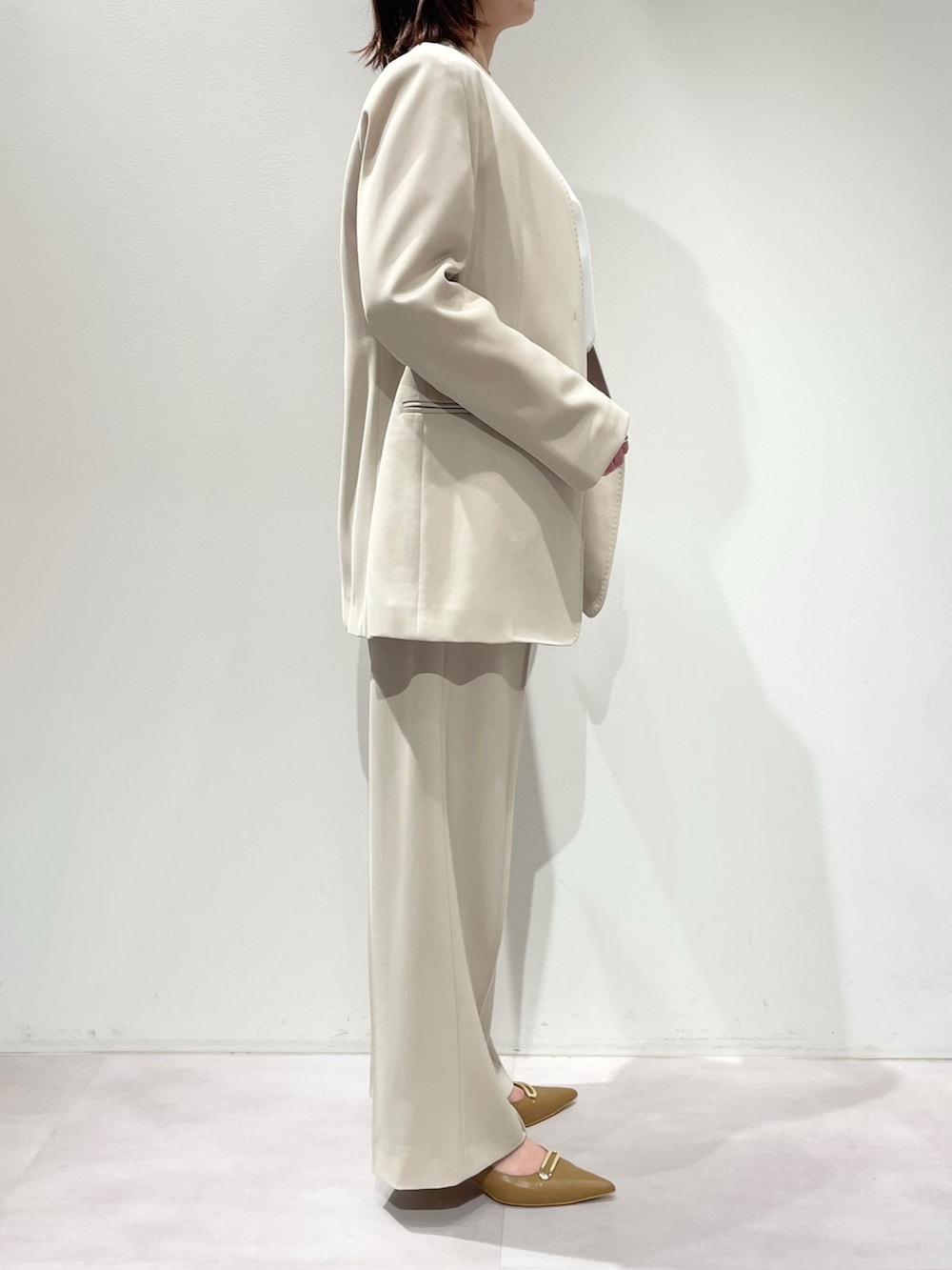 ホワイト系のシャツ/ブラウス、ベージュ系のその他パンツ、ベージュ系のテーラードジャケットを着用したレディースの春コーディネートの2枚目の写真