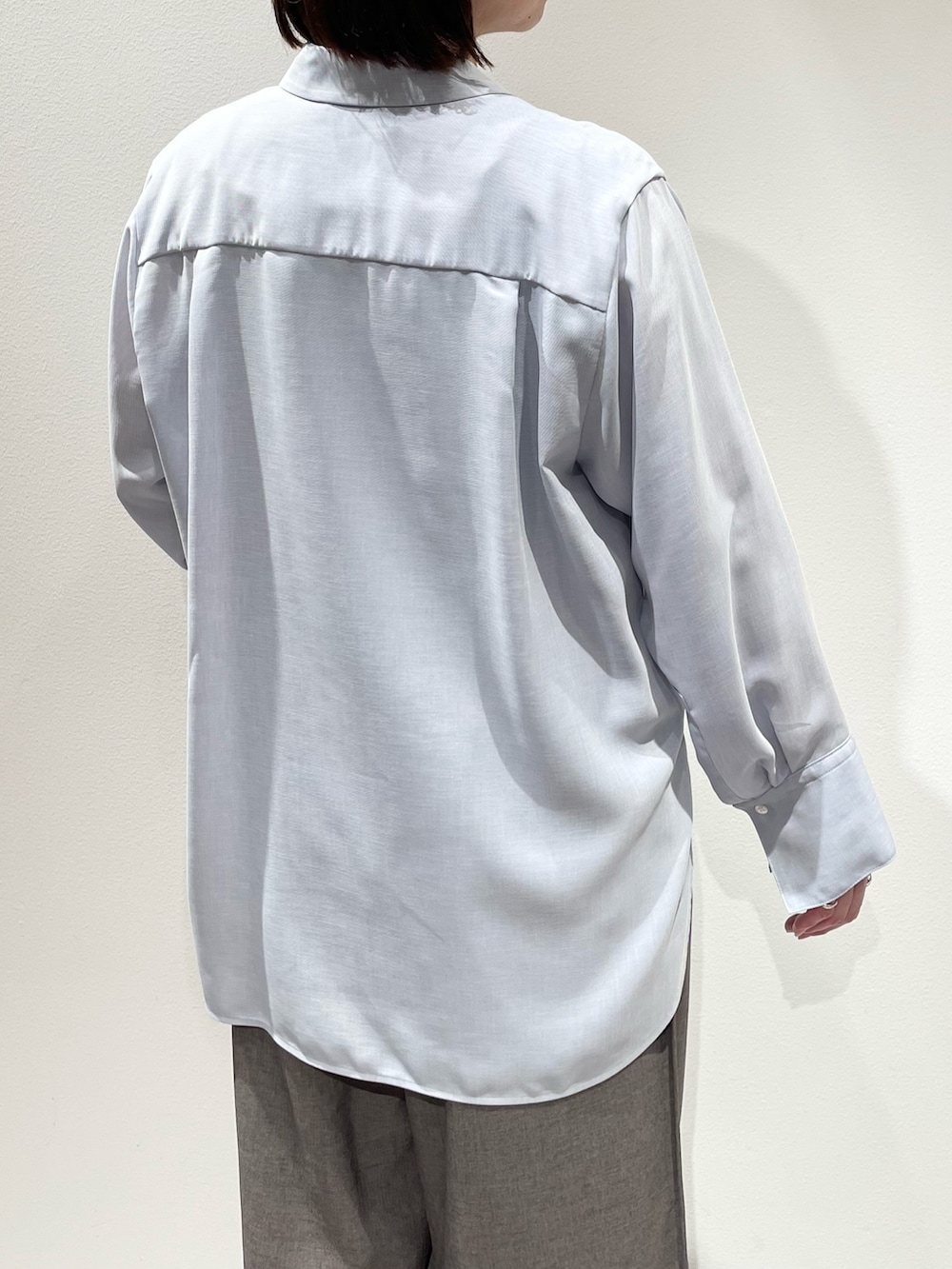 ブラック系のタンクトップ、グレー系のその他パンツ、ブルー系のシャツ/ブラウスを着用したレディースの夏コーディネートの7枚目の写真