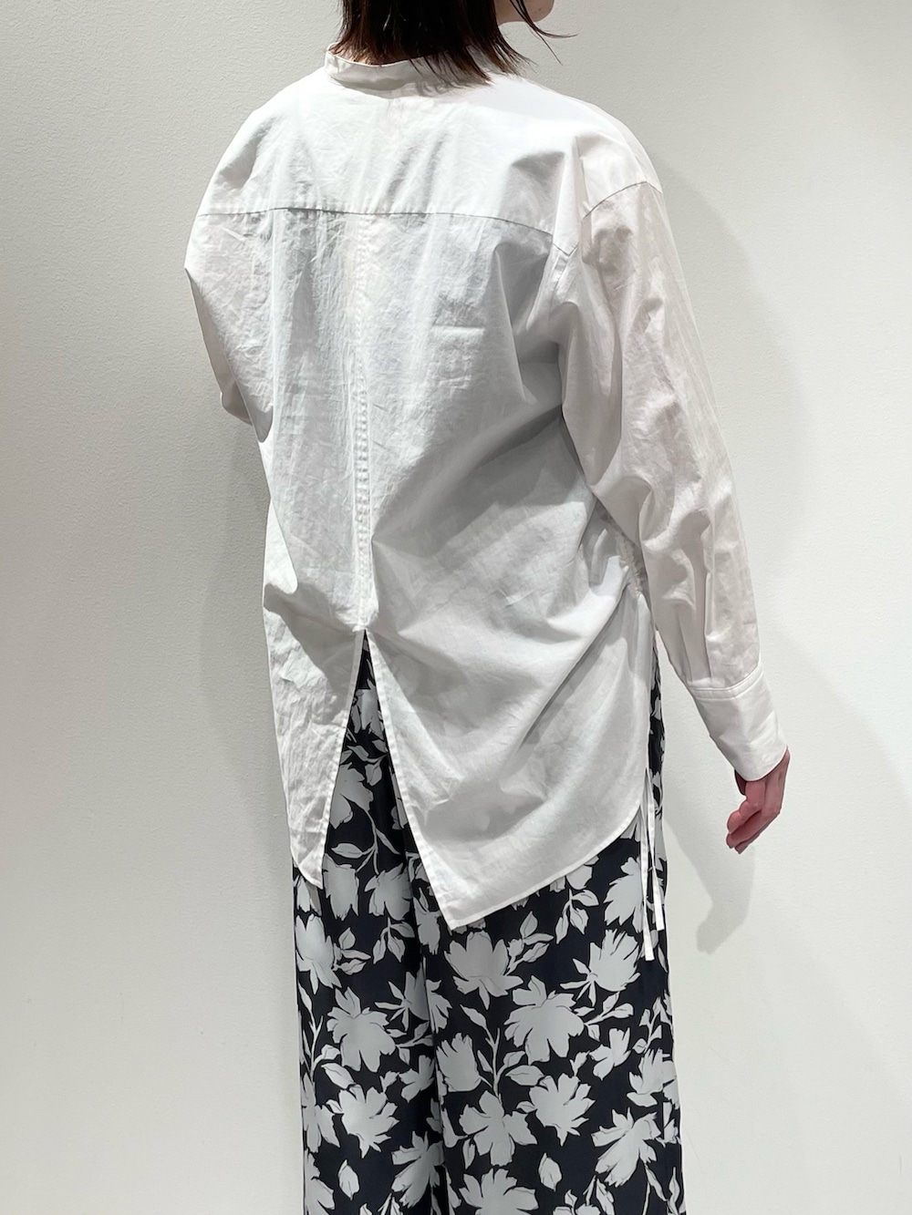 グレー系のその他パンツ、ブルー系のタンクトップ、ホワイト系のシャツ/ブラウスを着用したレディースの春コーディネートの6枚目の写真