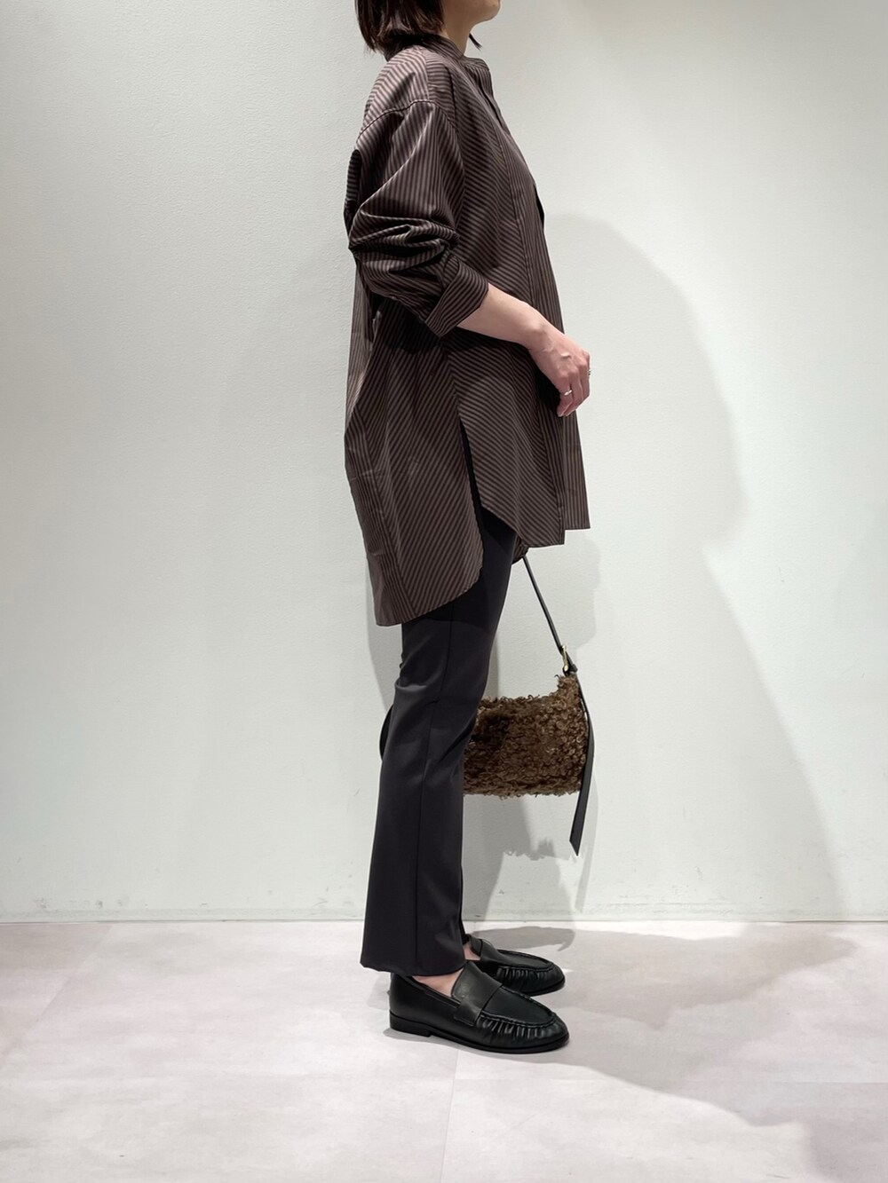 グレー系のその他パンツ、ブラウン系のショルダーバッグ、ブラウン系のシャツ/ブラウスを着用したレディースの夏コーディネートの2枚目の写真