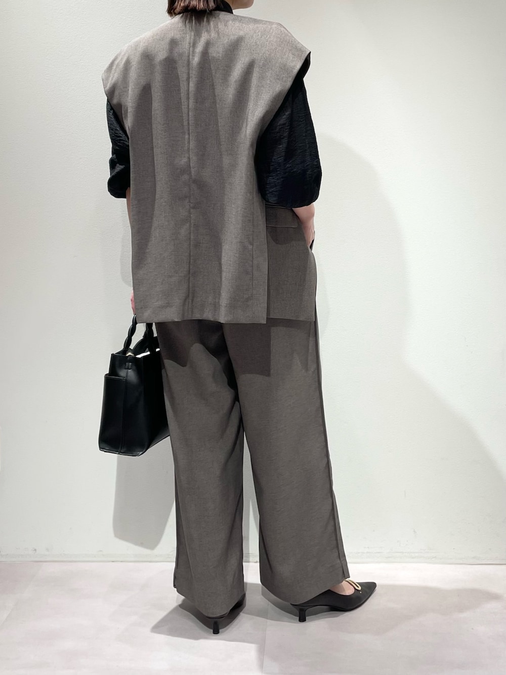 グレー系のその他パンツ、グレー系のベスト、ブラック系のシャツ/ブラウスを着用したレディースの秋コーディネートの3枚目の写真