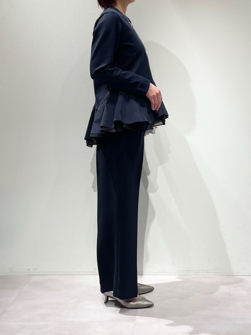 ブルー系のその他パンツ、ブルー系のショルダーバッグ、ブルー系のシャツ/ブラウスを着用したレディースの冬コーディネートの2枚目の写真