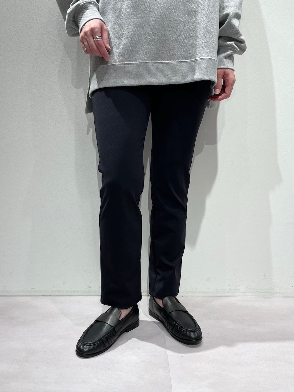 グレー系のその他パンツ、ブラック系のパンプス、グレー系のTシャツ/カットソーを着用したレディースの秋コーディネートの7枚目の写真