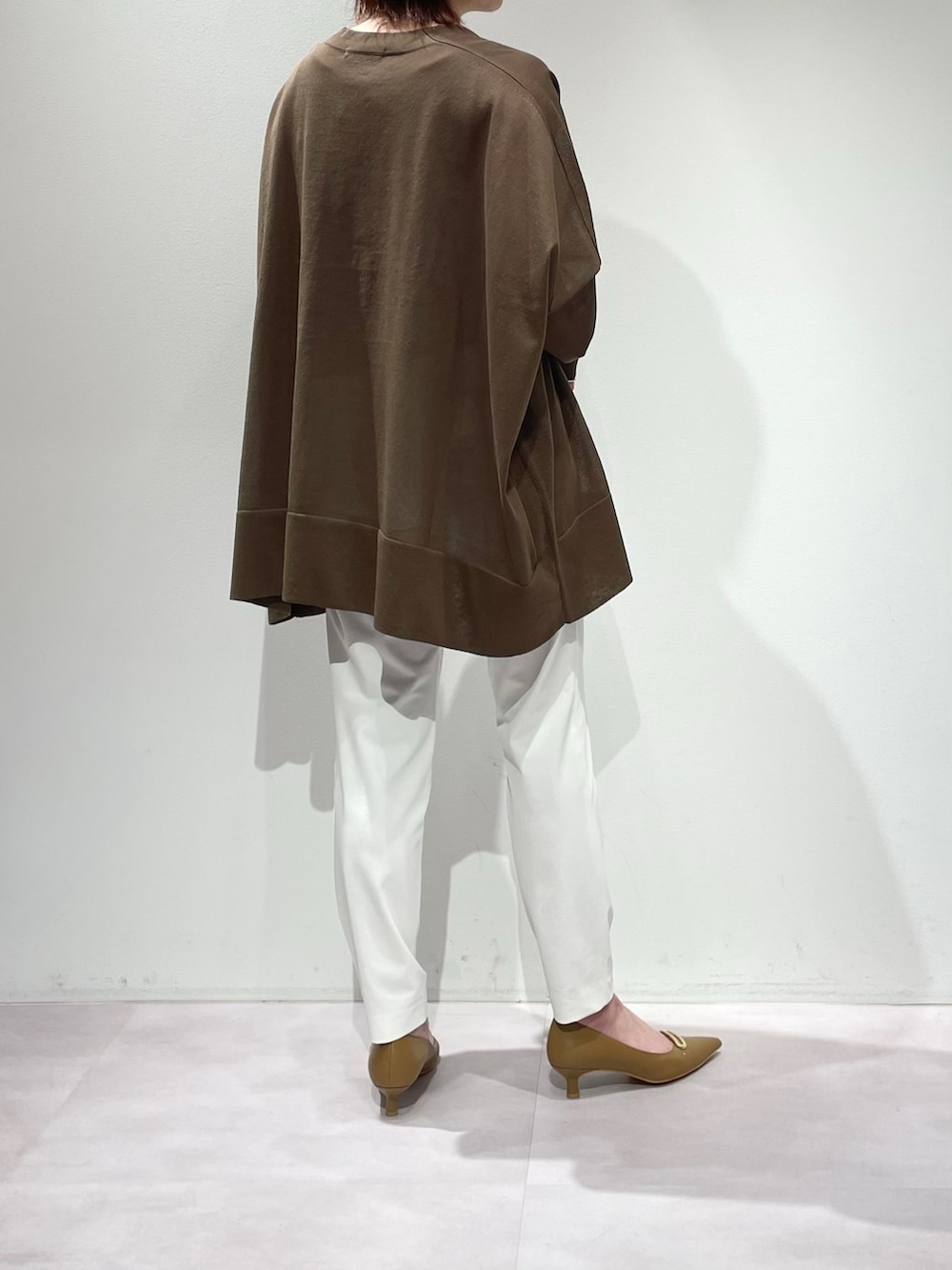 グリーン系のシャツ/ブラウス、ベージュ系のタンクトップ、ホワイト系のその他パンツを着用したレディースの春コーディネートの3枚目の写真