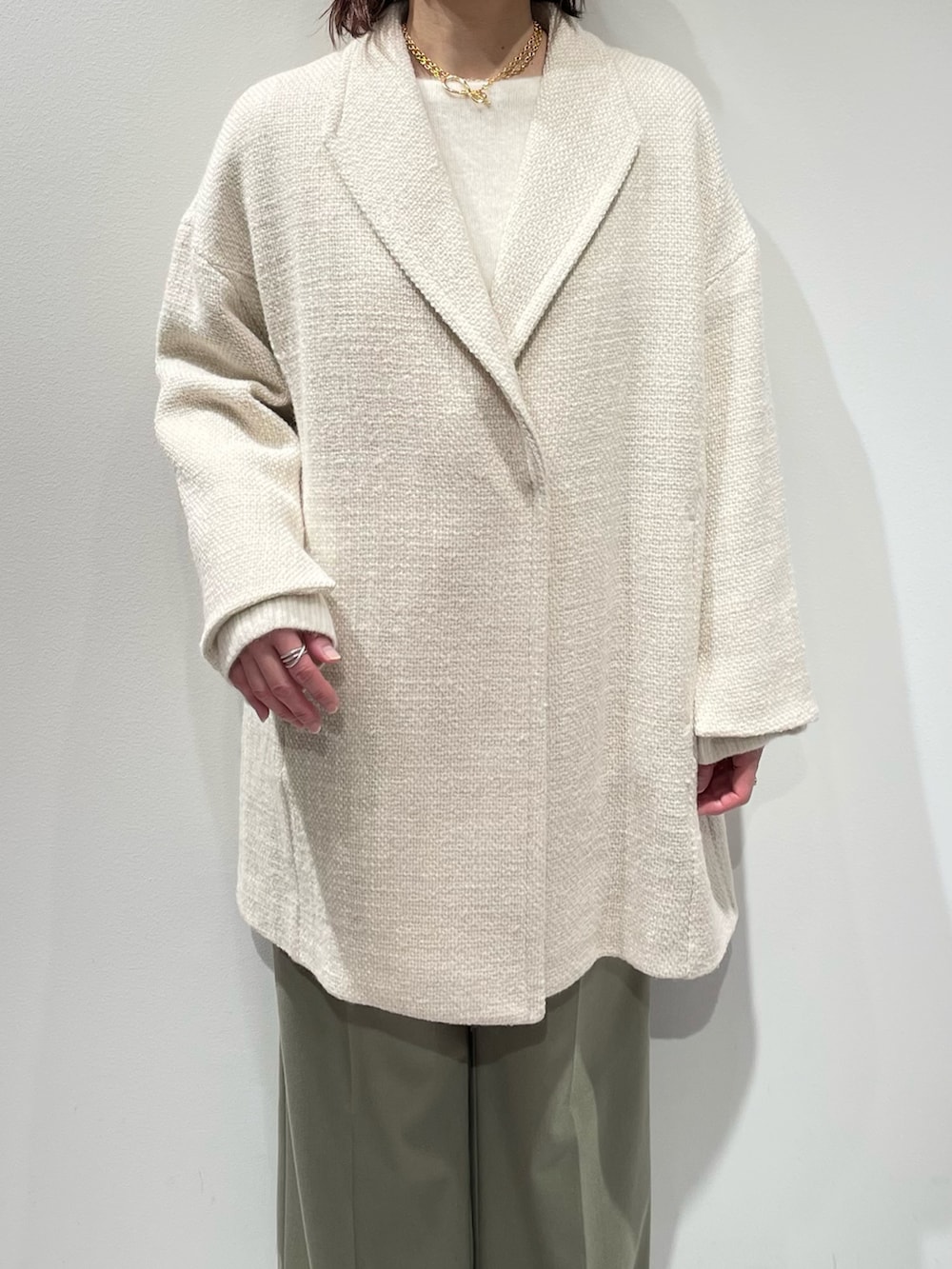 グリーン系のその他パンツ、ホワイト系のニット/セーター、ホワイト系のタンクトップを着用したレディースの冬コーディネートの4枚目の写真