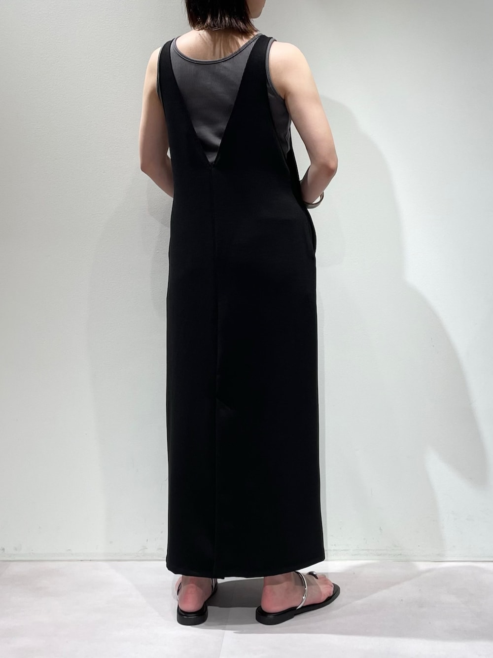ブラック系のワンピース、ブラック系のシャツ/ブラウス、シルバー系のネックレスを着用したレディースの夏コーディネートの6枚目の写真
