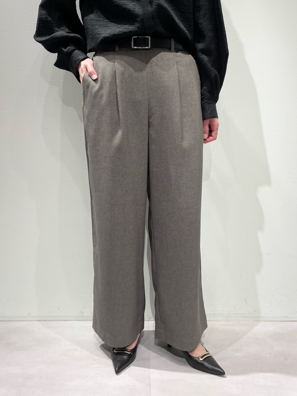 グレー系のその他パンツ、グレー系のベスト、ブラック系のシャツ/ブラウスを着用したレディースの秋コーディネートの9枚目の写真