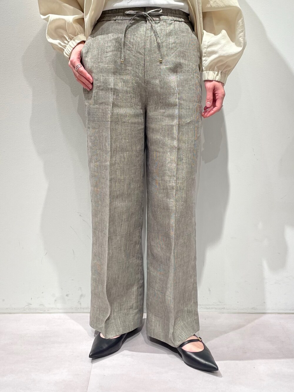 ホワイト系のタンクトップ、ホワイト系のブルゾン、ベージュ系のその他パンツを着用したレディースの春コーディネートの7枚目の写真