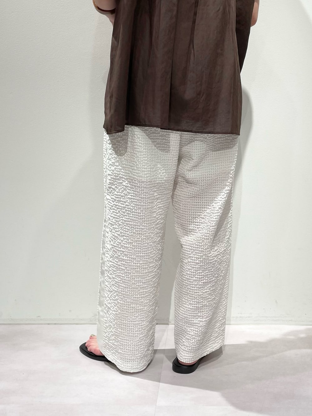 ブラウン系のシャツ/ブラウス、ホワイト系のその他パンツ、ブラウン系のネックレスを着用したレディースの夏コーディネートの9枚目の写真