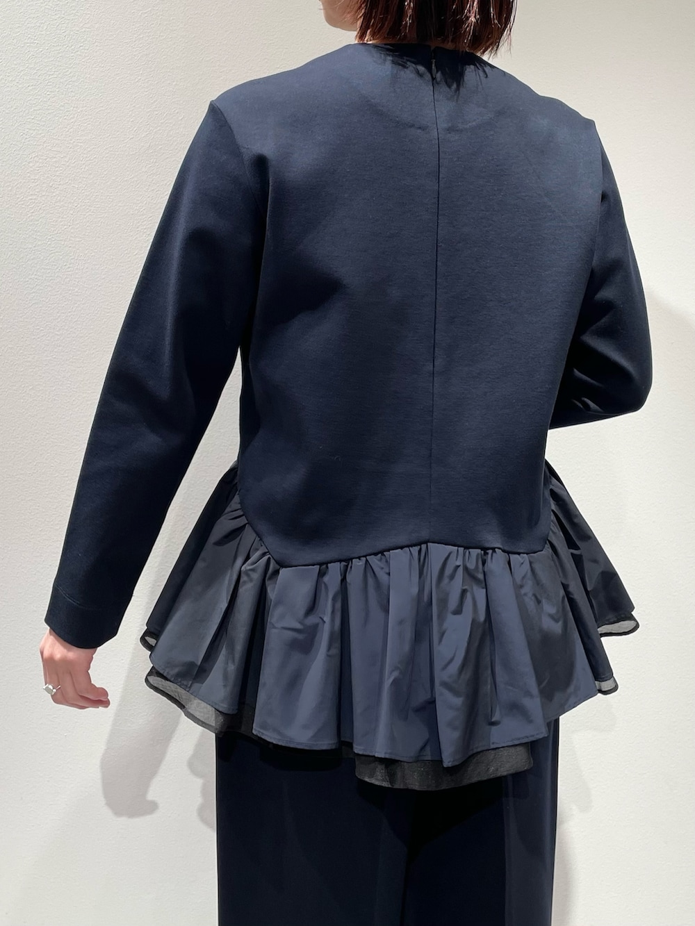 ブルー系のその他パンツ、ブルー系のショルダーバッグ、ブルー系のシャツ/ブラウスを着用したレディースの冬コーディネートの6枚目の写真