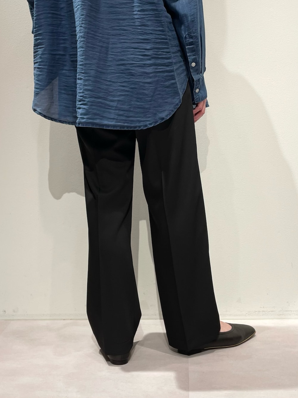 ブルー系のシャツ/ブラウス、ブラック系のその他パンツ、ブラック系のパンプスを着用したレディースの夏コーディネートの9枚目の写真