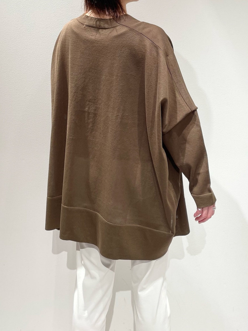 グリーン系のシャツ/ブラウス、ベージュ系のタンクトップ、ホワイト系のその他パンツを着用したレディースの春コーディネートの6枚目の写真