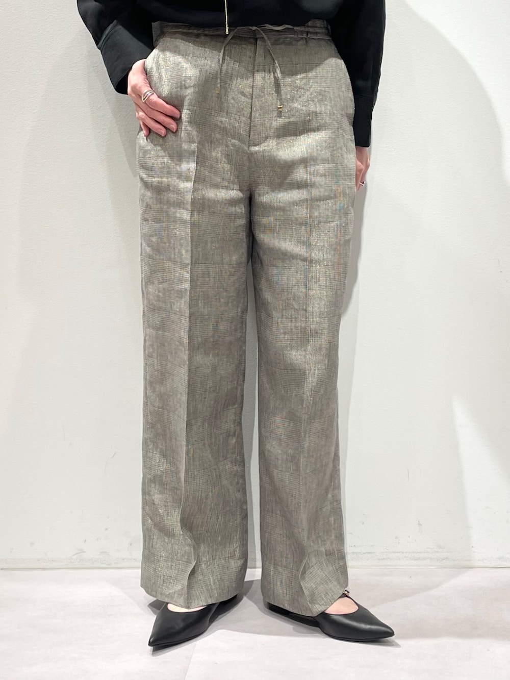 ベージュ系のその他パンツ、ベージュ系のテーラードジャケット、ブラック系のシャツ/ブラウスを着用したレディースの春コーディネートの9枚目の写真