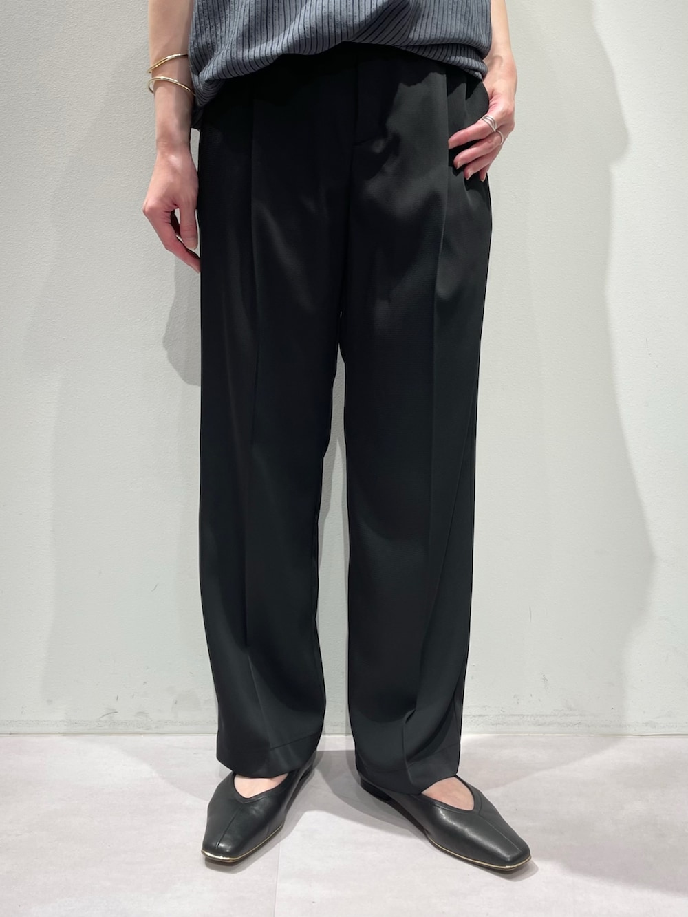 ブラック系のその他パンツ、ブルー系のTシャツ/カットソー、ブラック系のパンプスを着用したレディースの夏コーディネートの7枚目の写真