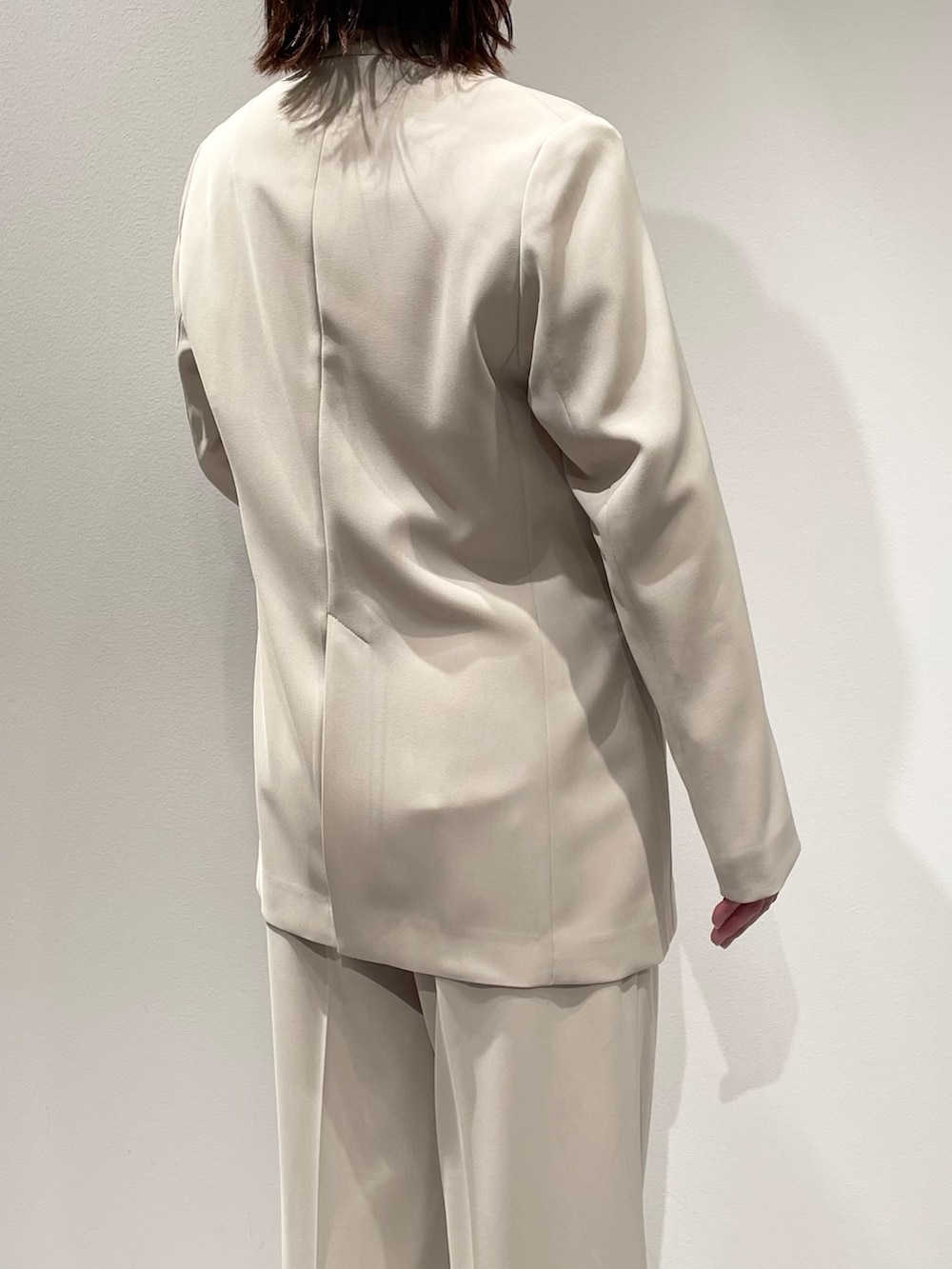 ホワイト系のシャツ/ブラウス、ベージュ系のその他パンツ、ベージュ系のテーラードジャケットを着用したレディースの春コーディネートの6枚目の写真