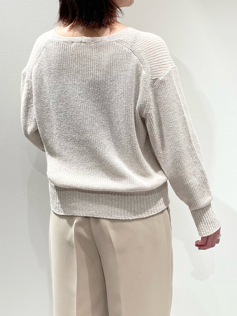 ベージュ系のその他パンツ、ベージュ系のニット/セーター、シルバー系のネックレスを着用したレディースの冬コーディネートの6枚目の写真