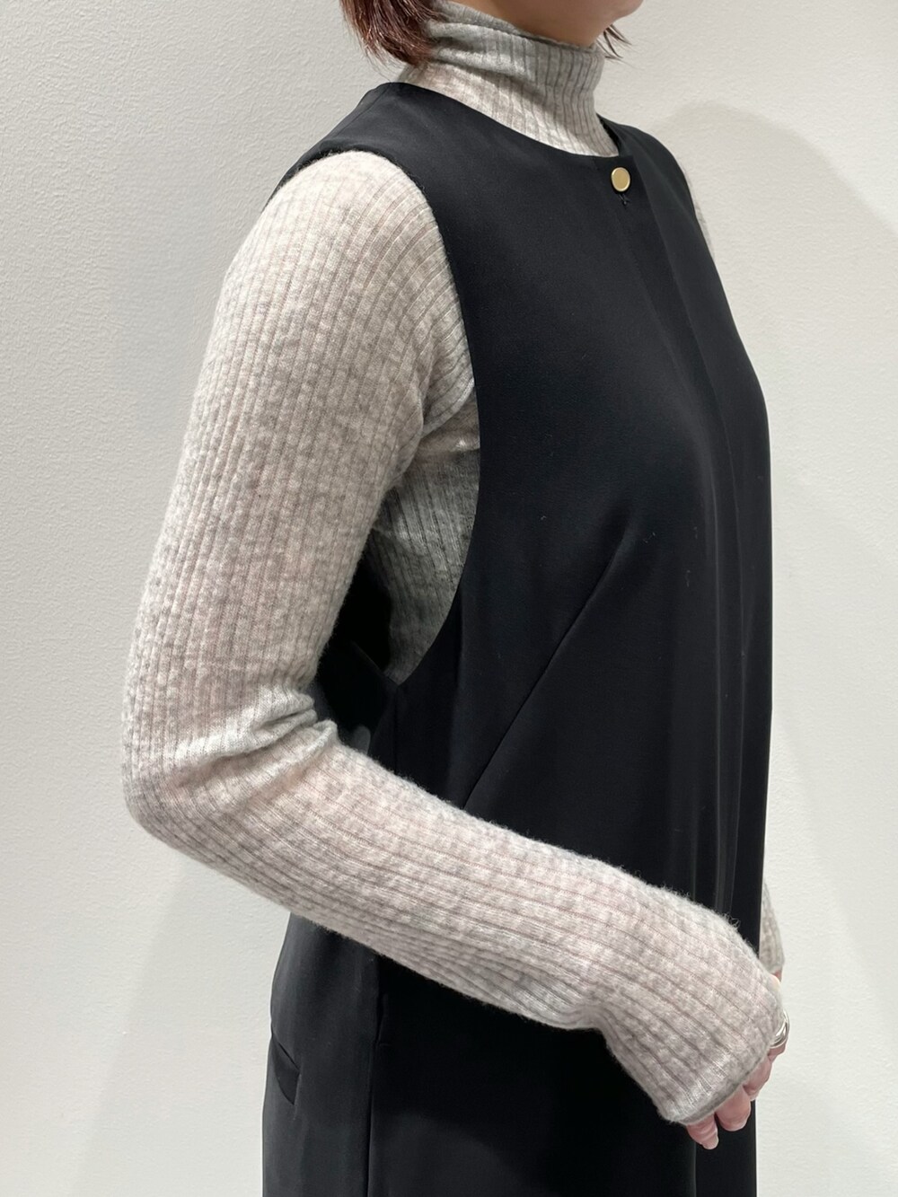 ブラック系のつなぎ/オールインワン、グレー系のニット/セーターを着用したレディースの秋コーディネートの5枚目の写真
