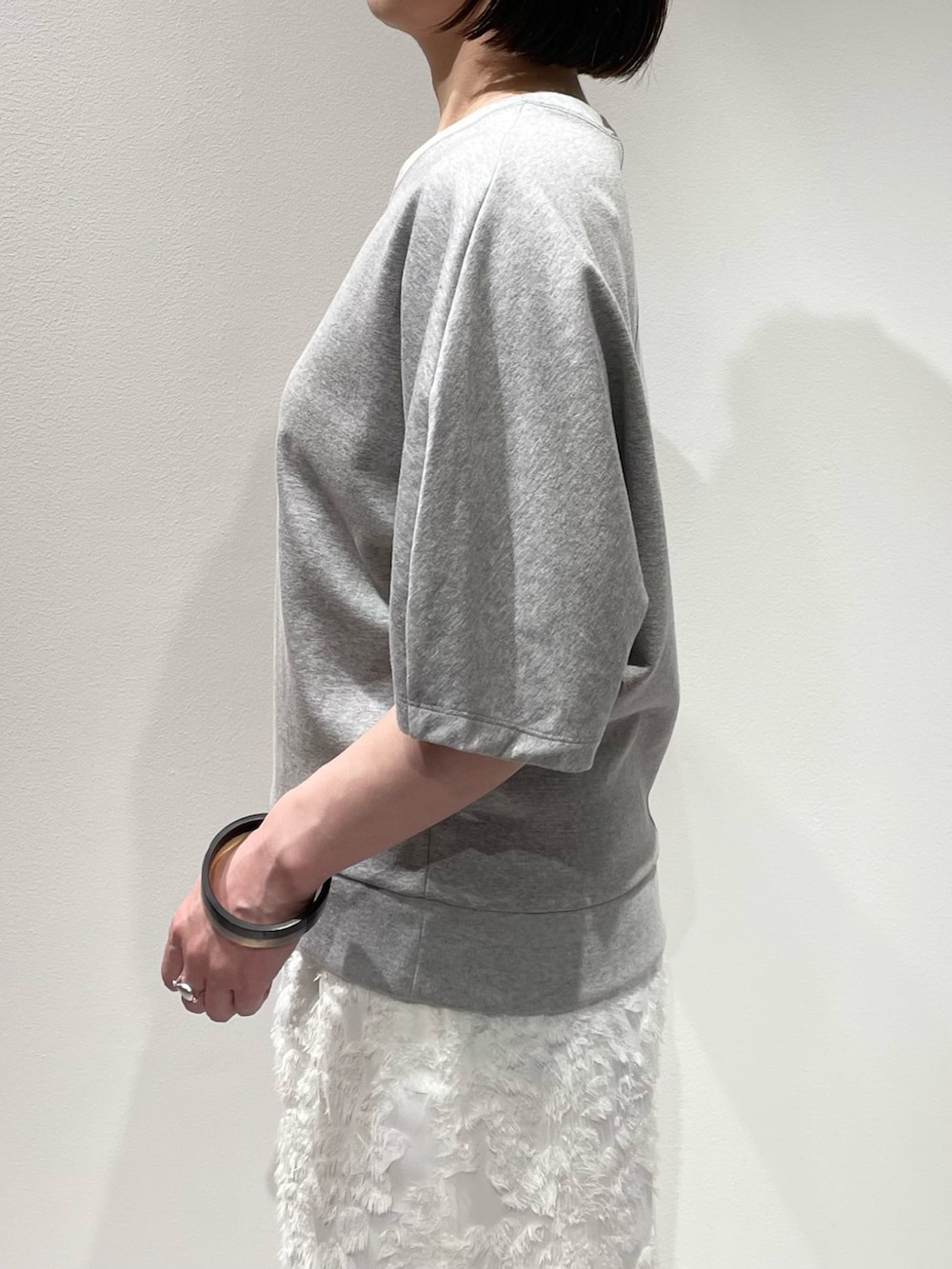 グレー系のスウェット、ホワイト系のその他パンツ、ブラック系のネックレスを着用したレディースの夏コーディネートの5枚目の写真