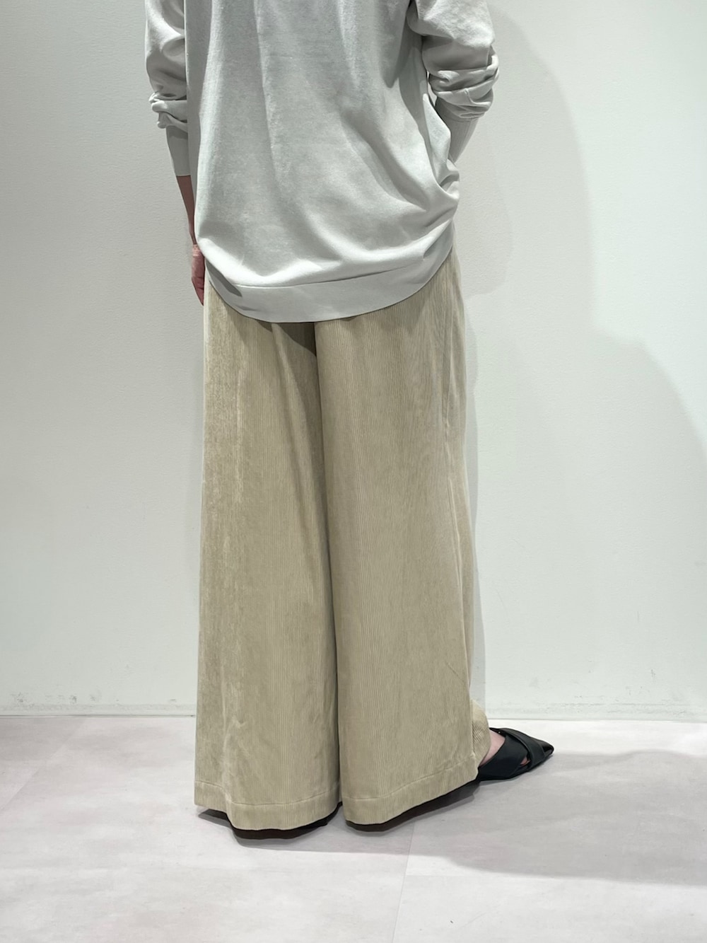 ベージュ系のその他パンツ、ホワイト系のニット/セーター、シルバー系のネックレスを着用したレディースの秋コーディネートの9枚目の写真