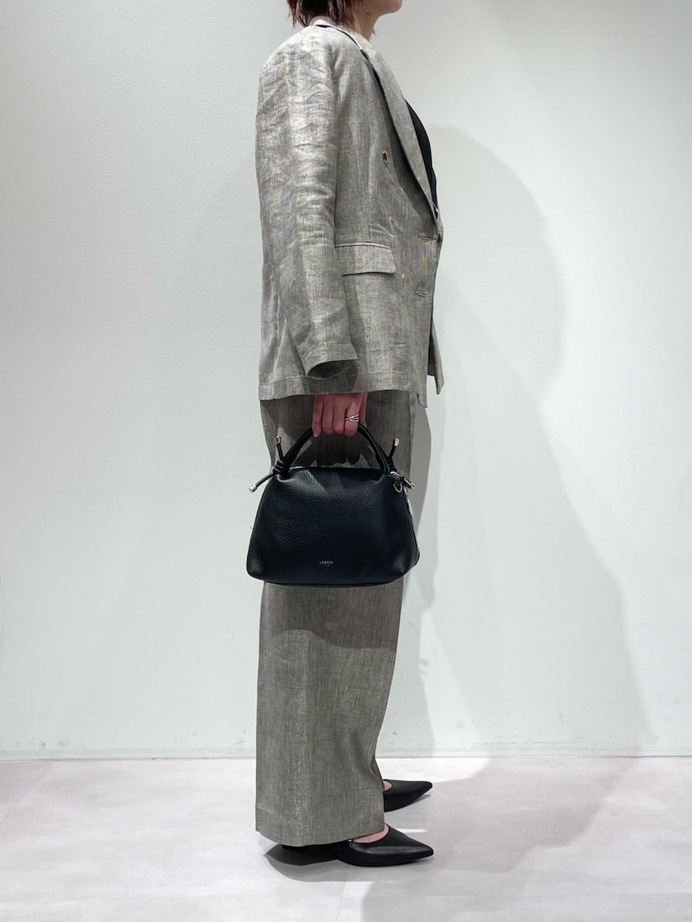 ベージュ系のその他パンツ、ベージュ系のテーラードジャケット、ブラック系のシャツ/ブラウスを着用したレディースの春コーディネートの2枚目の写真