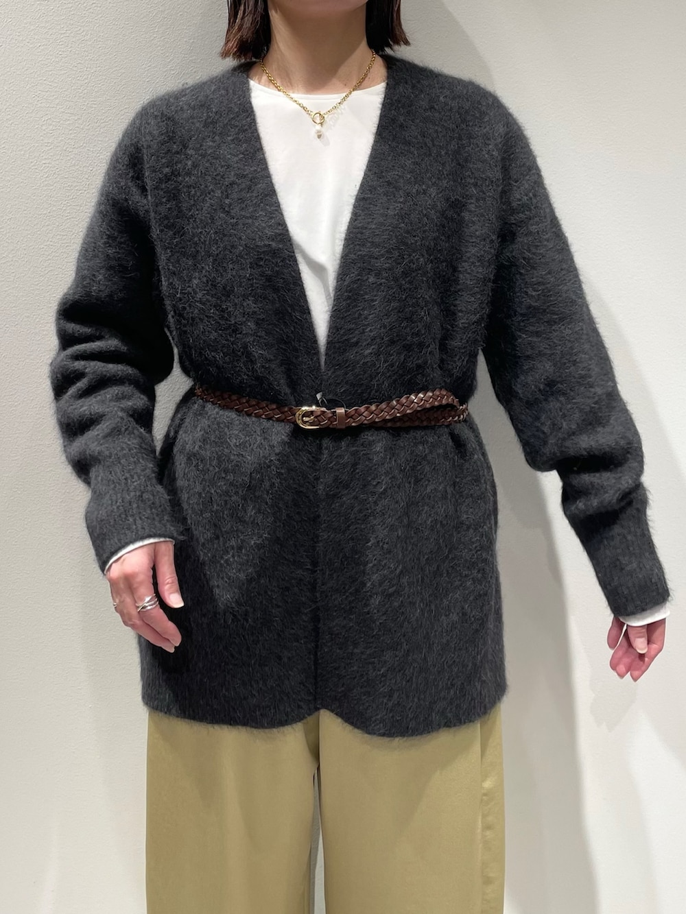 イエロー系のその他パンツ、グレー系のカーディガン/ボレロ、ホワイト系のTシャツ/カットソーを着用したレディースの秋コーディネートの4枚目の写真