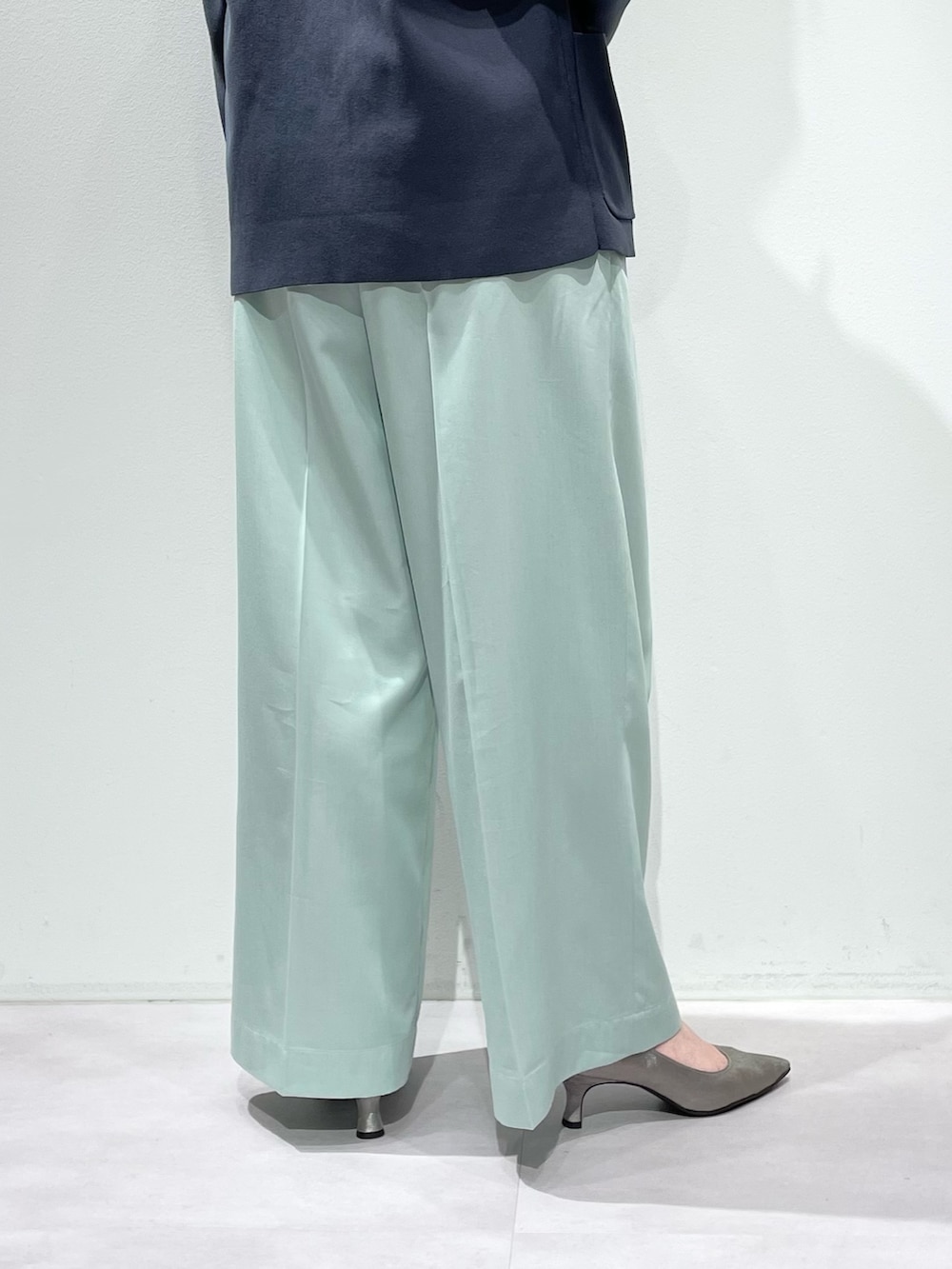 グリーン系のその他パンツ、ホワイト系のシャツ/ブラウス、グレー系のテーラードジャケットを着用したレディースの春コーディネートの9枚目の写真