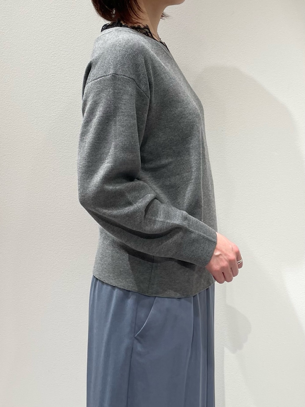 ブルー系のその他パンツ、グレー系のニット/セーター、シルバー系のネックレスを着用したレディースの冬コーディネートの4枚目の写真