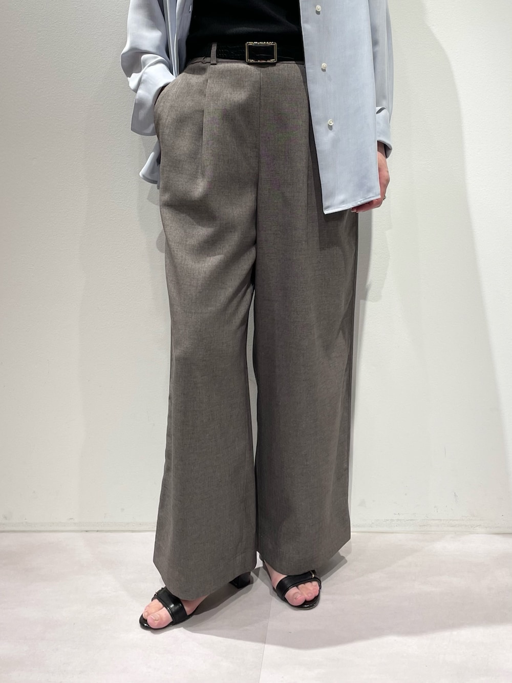 ブラック系のタンクトップ、グレー系のその他パンツ、ブルー系のシャツ/ブラウスを着用したレディースの夏コーディネートの8枚目の写真