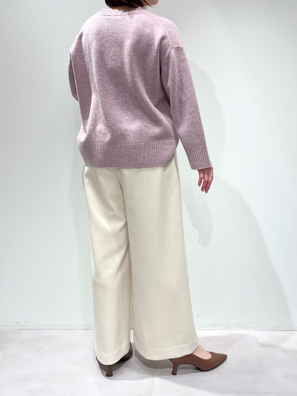 ピンク系のニット/セーター、ホワイト系のその他パンツ、シルバー系のネックレスを着用したレディースの冬コーディネートの3枚目の写真