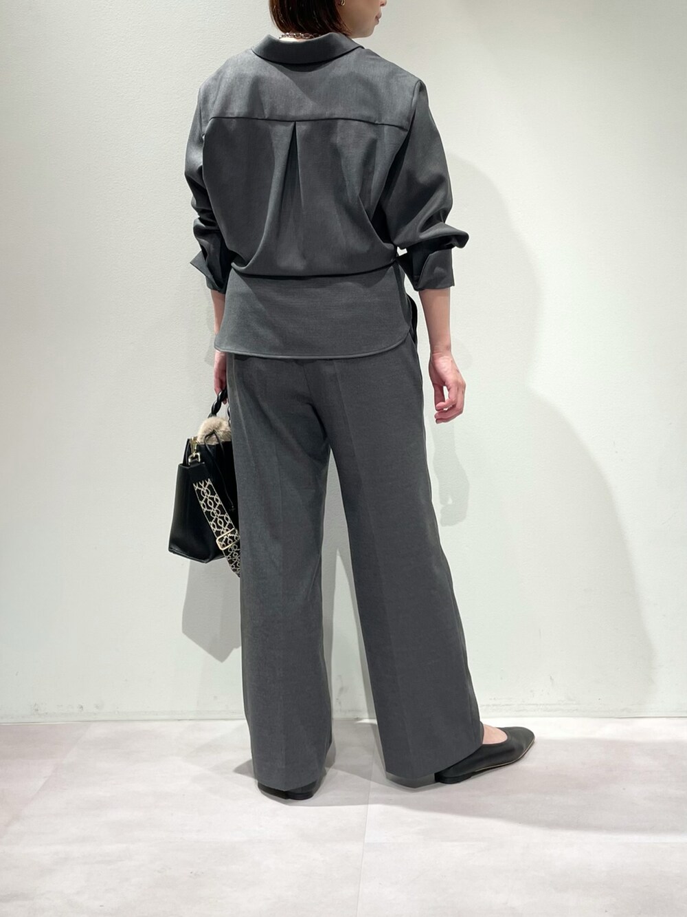 グレー系のその他パンツ、グレー系のシャツ/ブラウス、ブラック系のタンクトップを着用したレディースの秋コーディネートの3枚目の写真