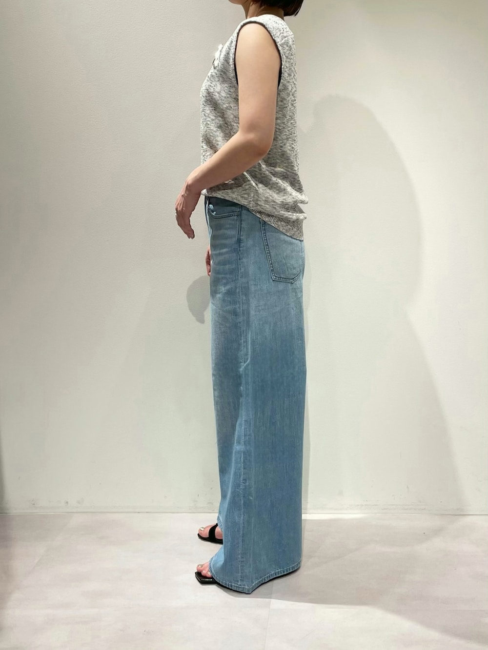 「カリテ(qualite)、ヘルシーデニム、HEALTHY DENIM、デニム、夏コーデ、晩夏コーデ、ニットベスト、サマーニット、タンクトップ、デニムコーデ、ブローチ、シルバーブローチ、ワイドデニム、サマーデニム、ウエストゴム」｜「qualiteのカスリヤーン畦深Vニット/サマーニット/夏服（ベスト、グレー系）」を使った、KAWAMURAさん（レディース・160cm）の夏コーディネートの2枚目の写真
