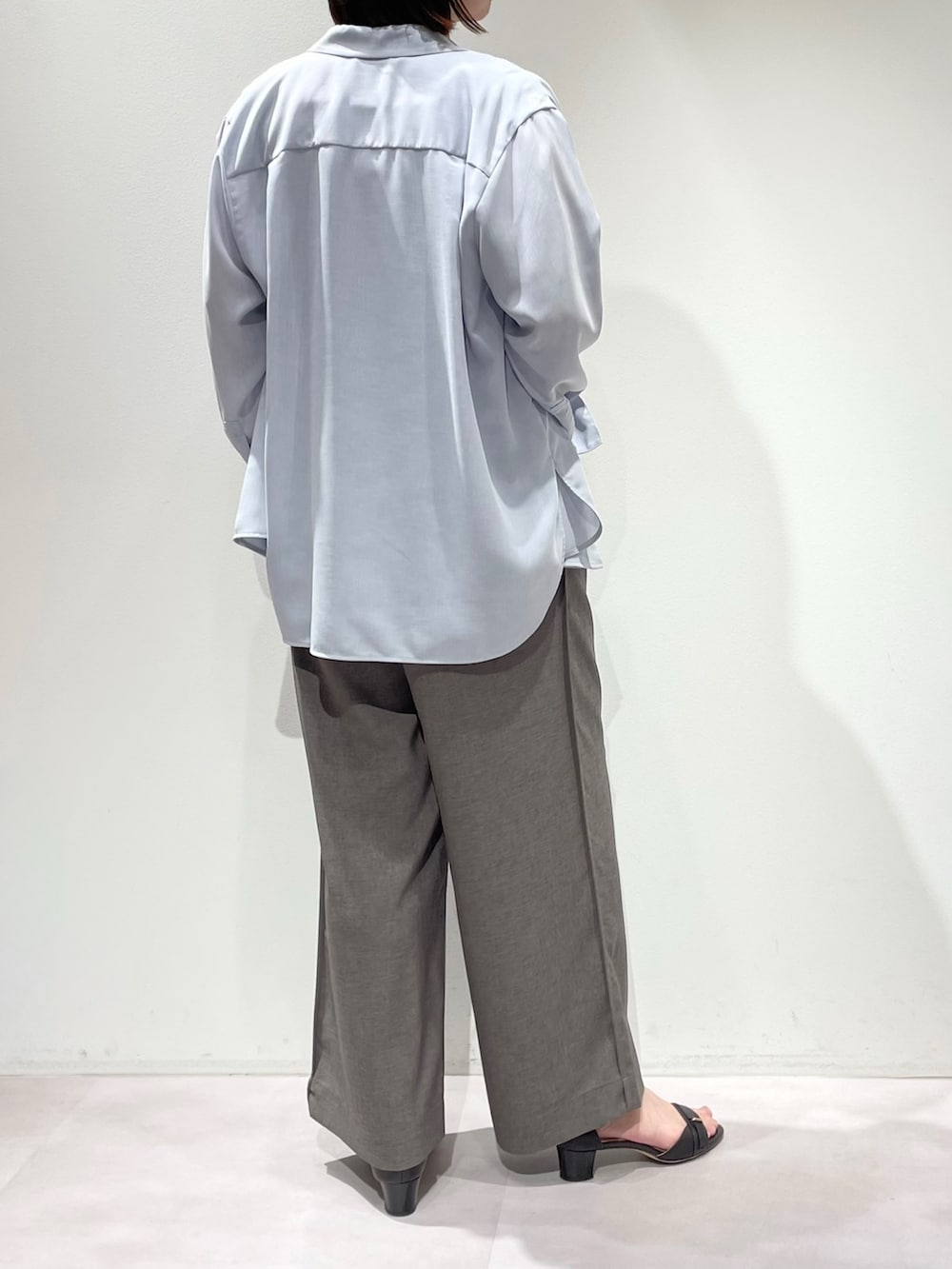 ブラック系のタンクトップ、グレー系のその他パンツ、ブルー系のシャツ/ブラウスを着用したレディースの夏コーディネートの3枚目の写真
