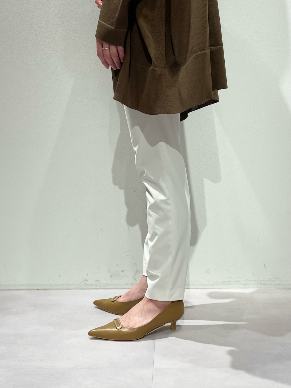 グリーン系のシャツ/ブラウス、ベージュ系のタンクトップ、ホワイト系のその他パンツを着用したレディースの春コーディネートの9枚目の写真