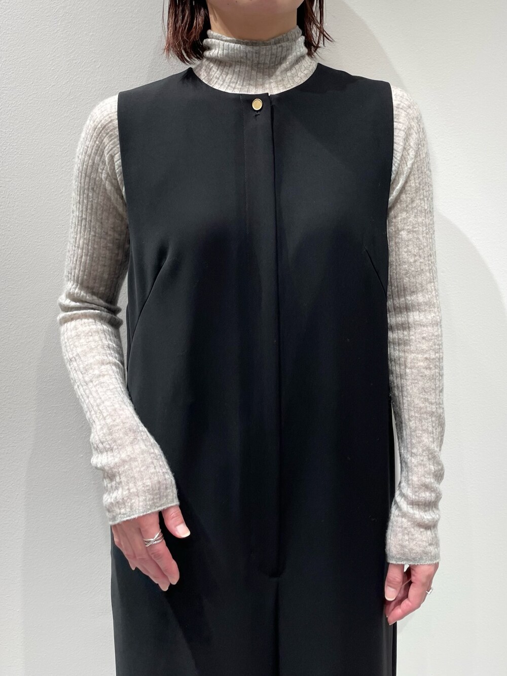 ブラック系のつなぎ/オールインワン、グレー系のニット/セーターを着用したレディースの秋コーディネートの4枚目の写真