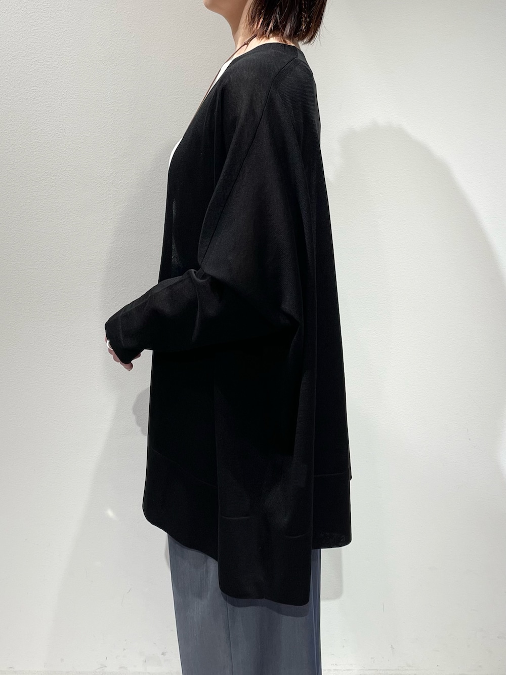 ブルー系のその他パンツ、ホワイト系のタンクトップ、ブラック系のシャツ/ブラウスを着用したレディースの春コーディネートの5枚目の写真