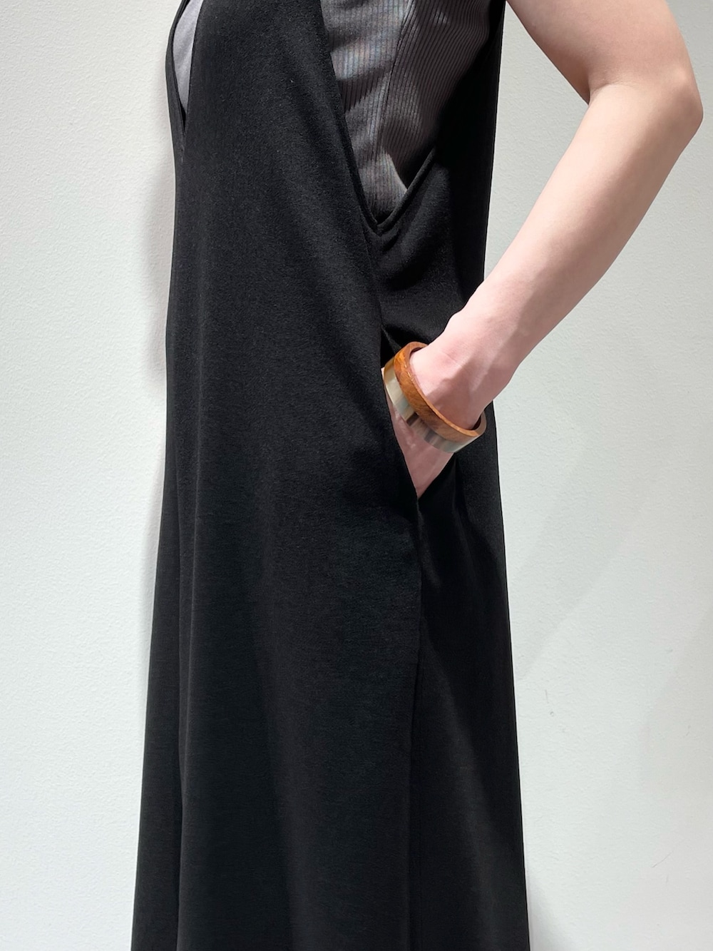 ブラック系のワンピース、ブラック系のシャツ/ブラウス、シルバー系のネックレスを着用したレディースの夏コーディネートの9枚目の写真