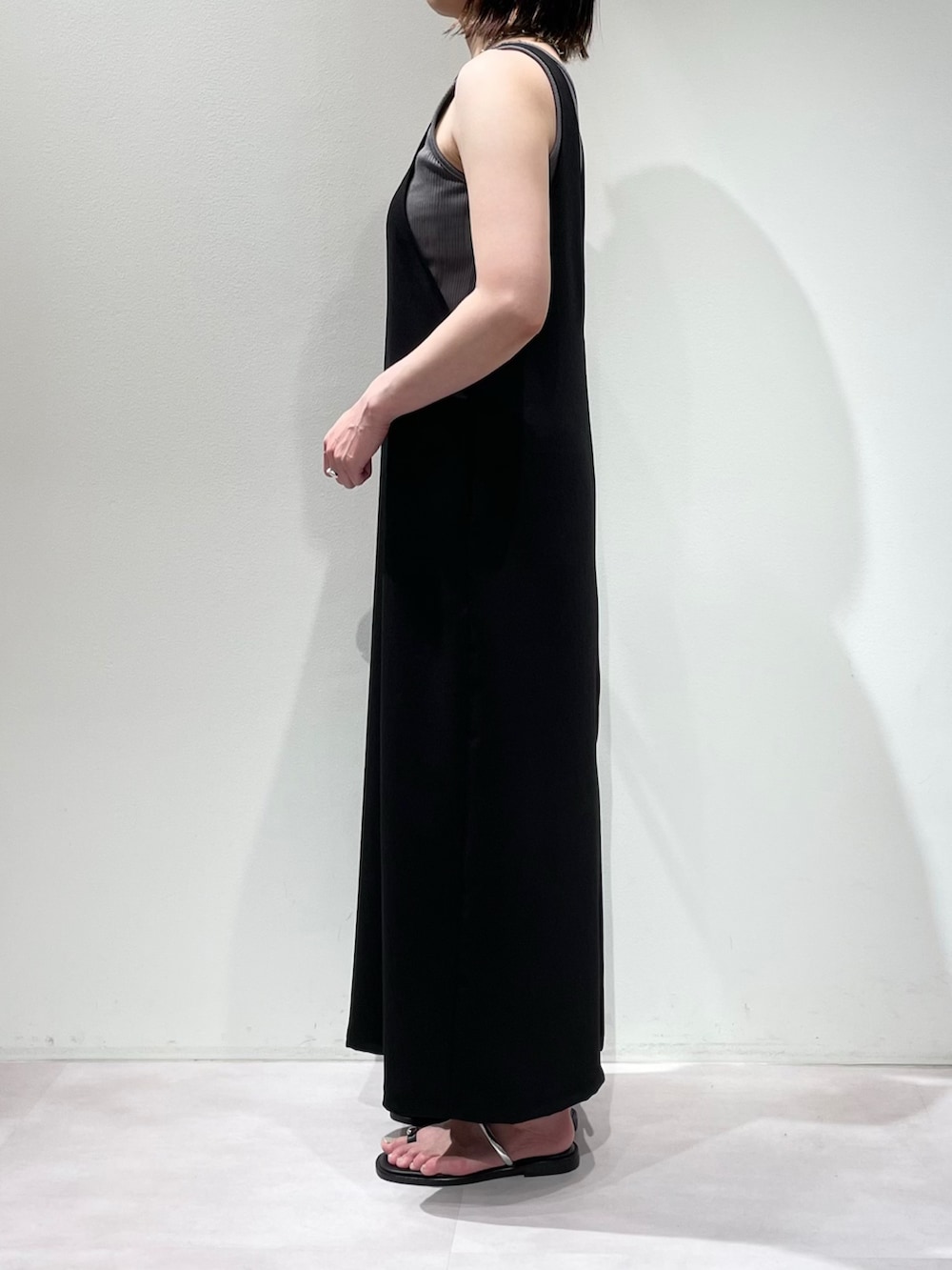 ブラック系のワンピース、ブラック系のシャツ/ブラウス、シルバー系のネックレスを着用したレディースの夏コーディネートの5枚目の写真