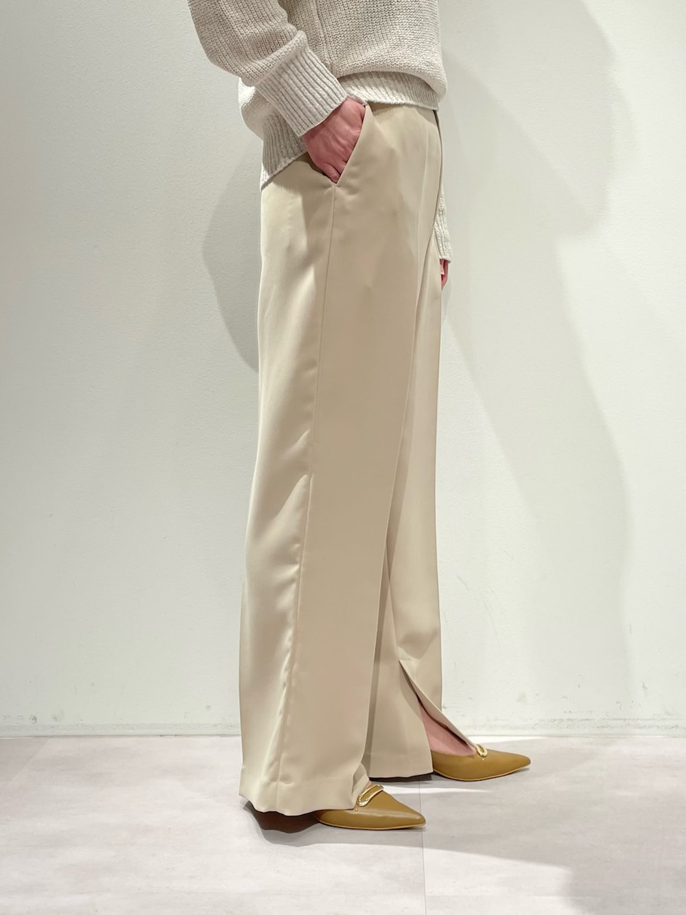 ベージュ系のその他パンツ、ベージュ系のニット/セーター、シルバー系のネックレスを着用したレディースの冬コーディネートの8枚目の写真