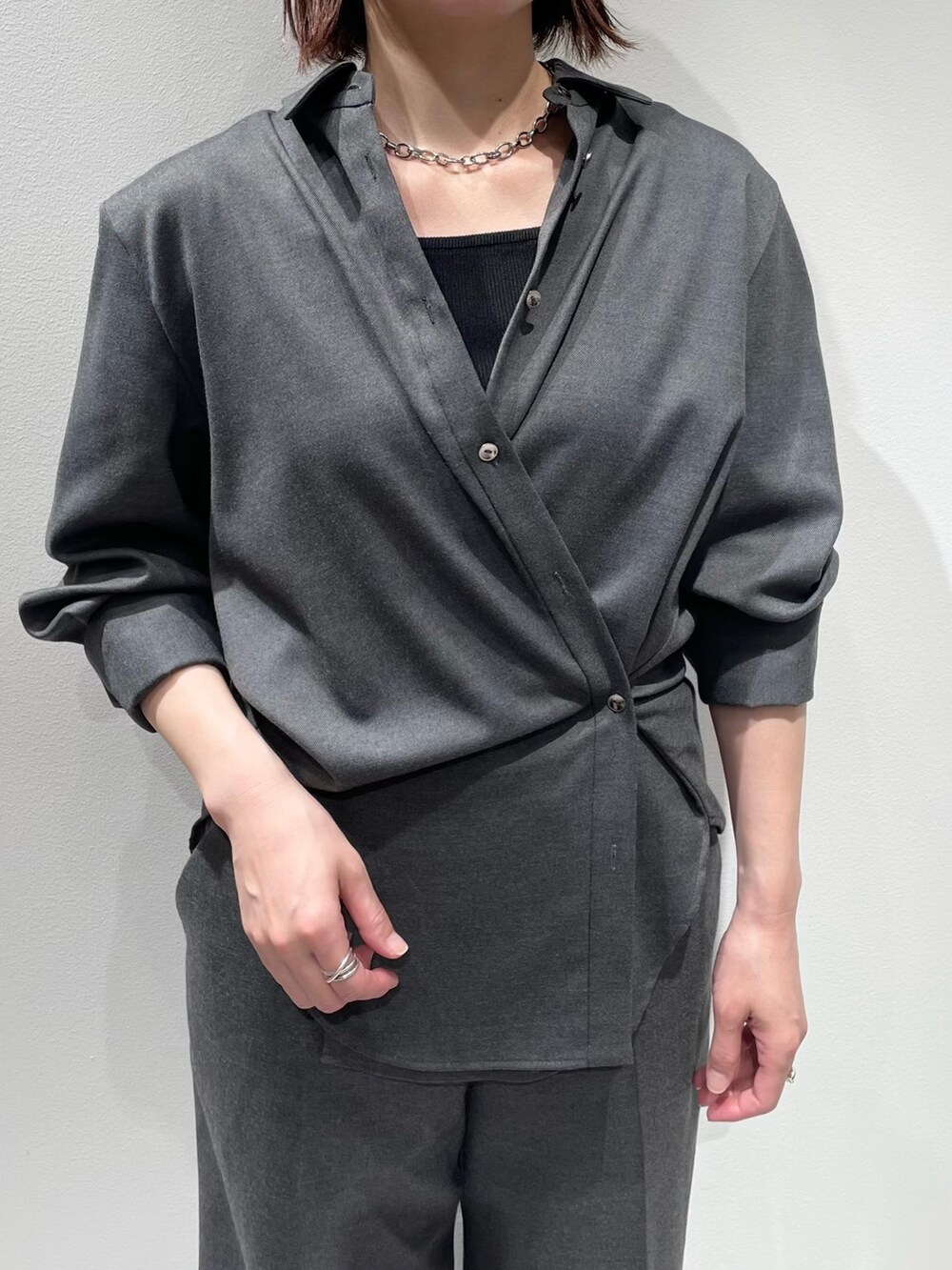 グレー系のその他パンツ、グレー系のシャツ/ブラウス、ブラック系のタンクトップを着用したレディースの秋コーディネートの4枚目の写真
