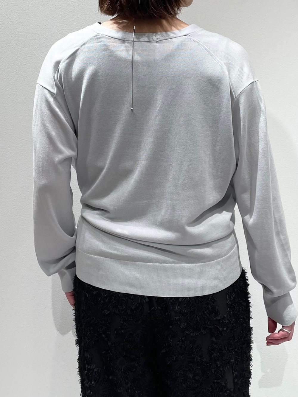 ブラック系のその他パンツ、ブラック系のタンクトップ、ブルー系のカーディガン/ボレロを着用したレディースの夏コーディネートの6枚目の写真