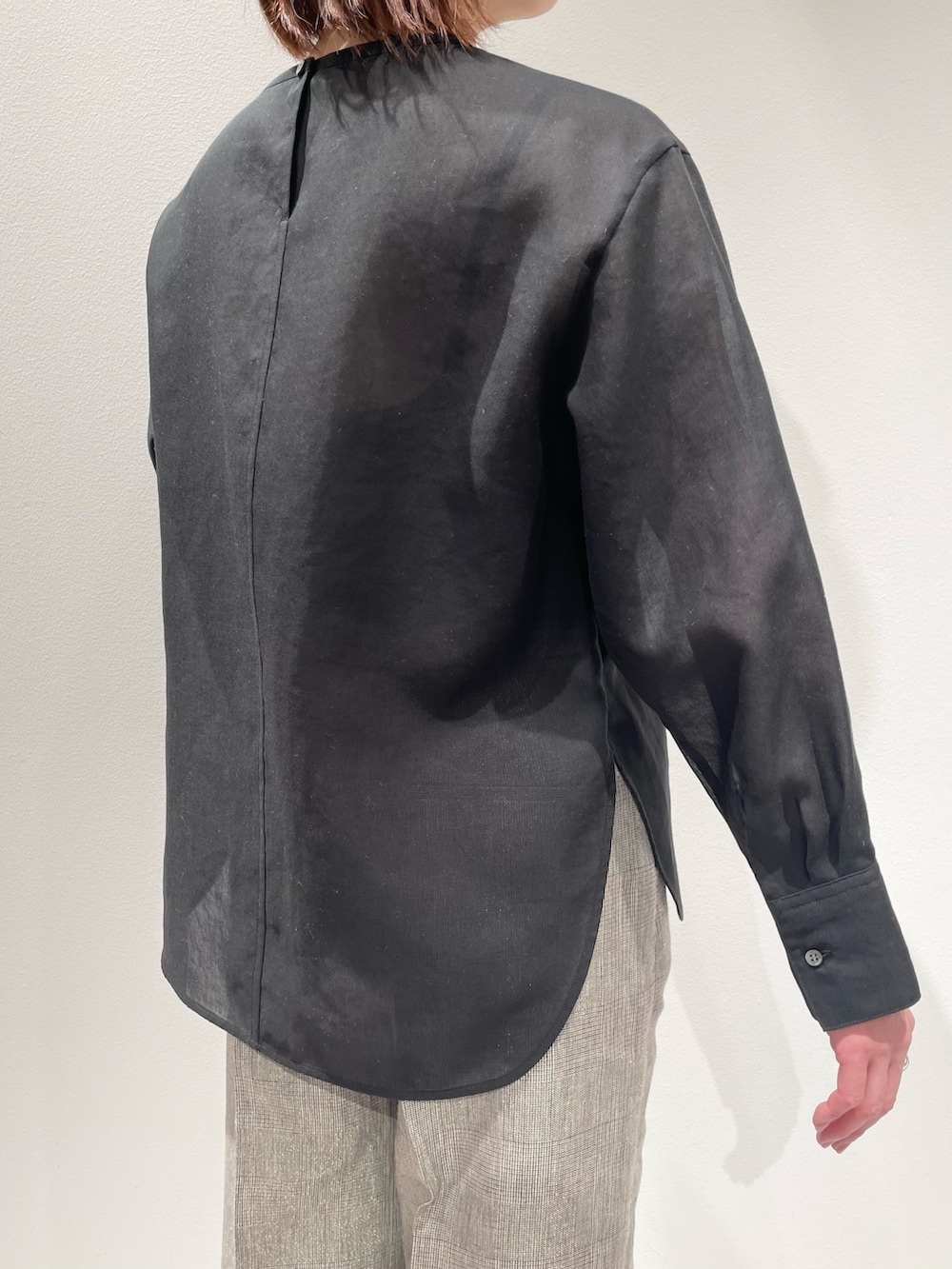 ベージュ系のその他パンツ、ベージュ系のテーラードジャケット、ブラック系のシャツ/ブラウスを着用したレディースの春コーディネートの8枚目の写真