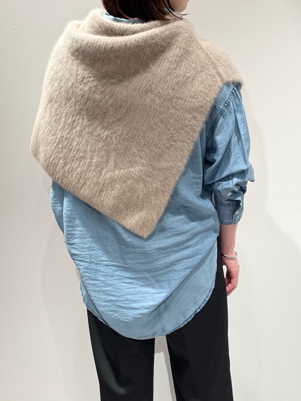 ブルー系のシャツ/ブラウス、ブラック系のその他パンツ、ブラウン系のベルトを着用したレディースの秋コーディネートの6枚目の写真